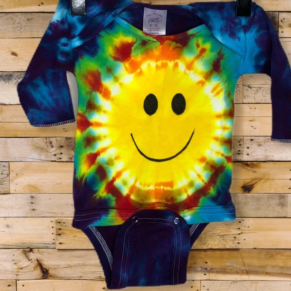 Tiny Bundles Baby Tie Dye Smiley Face Long Sleeve Bodysuit and Hat Set 15-18 lbs